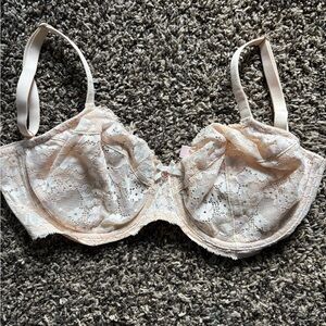 Victoria's Secret Cream Lace Underwire Bra
